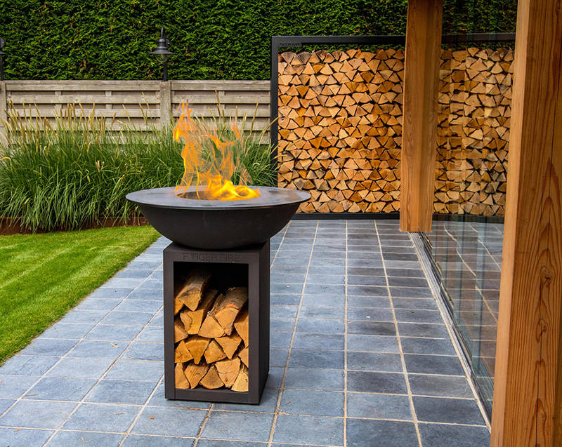 Een plancha bbq van zwarte coating met houtopslag. TIGER FIRE OFFICIAL STORE | TIGER FIRE SHOP | TIGER FIRE | PLANCHA BBQ | BBQ KOPEN | Kupić BBQ | Koupit BBQ | Buy a BBQ | Acheter BBQ | BBQ KAUFEN | Acquistare un BBQ | Comprar un BBQ | EINEN BBQ KAUFEN | Comprar um BBQ | FUERPLATTE PLANCHA BBQ | PLANCHA GRILL | BBQ GRIDDLE